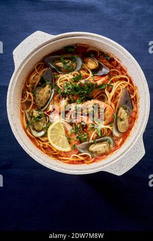 Vue de dessus des pâtes de fruits de mer avec crevettes, moules et sauce tomate Banque D'Images