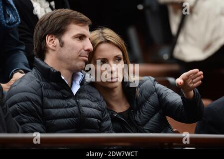 Isabelle Ithurburu et son mari Gonzalo Quesada regardant un match lors de la deuxième partie de l'Open de tennis français à l'arène Roland Garros à Paris, France, le 28 mai 2014. Photo de Laurent Zabulon/ABACAPRESS.COM Banque D'Images