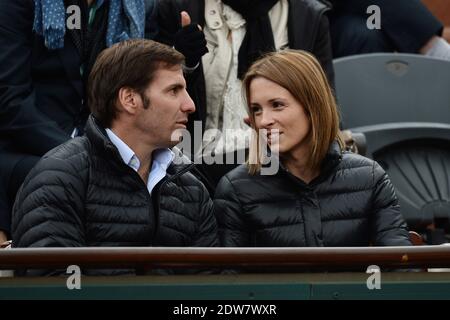 Isabelle Ithurburu et son mari Gonzalo Quesada regardant un match lors de la deuxième partie de l'Open de tennis français à l'arène Roland Garros à Paris, France, le 28 mai 2014. Photo de Laurent Zabulon/ABACAPRESS.COM Banque D'Images