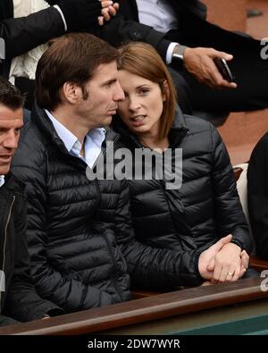 Isabelle Ithurburu et son mari Gonzalo Quesada regardant un match lors de la deuxième partie de l'Open de tennis français à l'arène Roland Garros à Paris, France, le 28 mai 2014. Photo de Laurent Zabulon/ABACAPRESS.COM Banque D'Images