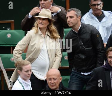 Astrid Bard et son mari Yann Delaigue regardant un match lors de la deuxième partie de l'Open de tennis français à l'arène Roland Garros de Paris, France, le 28 mai 2014. Photo de Laurent Zabulon/ABACAPRESS.COM Banque D'Images