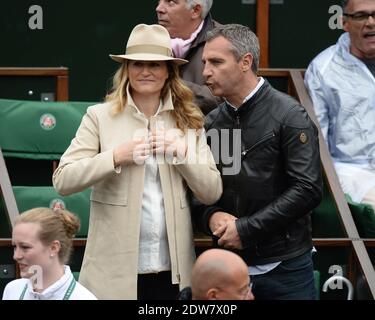 Astrid Bard et son mari Yann Delaigue regardant un match lors de la deuxième partie de l'Open de tennis français à l'arène Roland Garros de Paris, France, le 28 mai 2014. Photo de Laurent Zabulon/ABACAPRESS.COM Banque D'Images