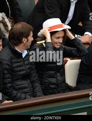 Isabelle Ithurburu et son mari Gonzalo Quesada regardant un match lors de la deuxième partie de l'Open de tennis français à l'arène Roland Garros à Paris, France, le 28 mai 2014. Photo de Laurent Zabulon/ABACAPRESS.COM Banque D'Images