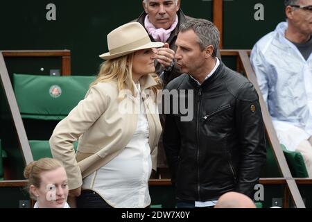 Astrid Bard et son mari Yann Delaigue regardant un match lors de la deuxième partie de l'Open de tennis français à l'arène Roland Garros de Paris, France, le 28 mai 2014. Photo de Laurent Zabulon/ABACAPRESS.COM Banque D'Images