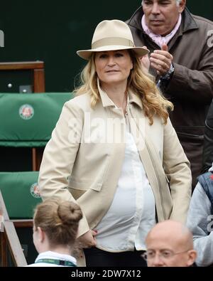 Astrid Bard et son mari Yann Delaigue regardant un match lors de la deuxième partie de l'Open de tennis français à l'arène Roland Garros de Paris, France, le 28 mai 2014. Photo de Laurent Zabulon/ABACAPRESS.COM Banque D'Images