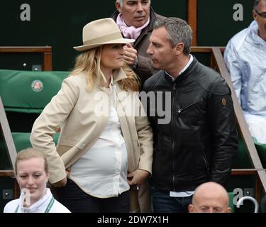 Astrid Bard et son mari Yann Delaigue regardant un match lors de la deuxième partie de l'Open de tennis français à l'arène Roland Garros de Paris, France, le 28 mai 2014. Photo de Laurent Zabulon/ABACAPRESS.COM Banque D'Images