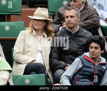 Astrid Bard et son mari Yann Delaigue regardant un match lors de la deuxième partie de l'Open de tennis français à l'arène Roland Garros de Paris, France, le 28 mai 2014. Photo de Laurent Zabulon/ABACAPRESS.COM Banque D'Images