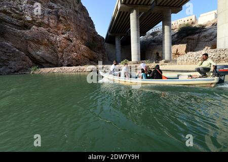 Tourisme sur un bateau à Wadi Shab, Oman. Banque D'Images