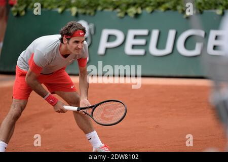 Roger Federer, Suisse, bat 7-5, 6-7 [7], 6-2, 6-4 Dmitry Tursunov, russe, lors de sa 3e partie de l'Open de tennis français au stade Roland Garros à Paris, France, le 30 mai 2014. Photo de Nicolas Briquet/ABACAPRESS.COM Banque D'Images