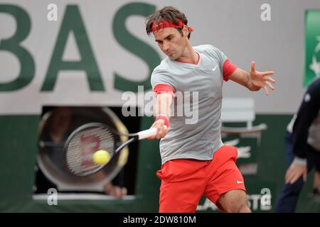 Roger Federer, Suisse, bat 7-5, 6-7 [7], 6-2, 6-4 Dmitry Tursunov, russe, lors de sa 3e partie de l'Open de tennis français au stade Roland Garros à Paris, France, le 30 mai 2014. Photo de Nicolas Briquet/ABACAPRESS.COM Banque D'Images