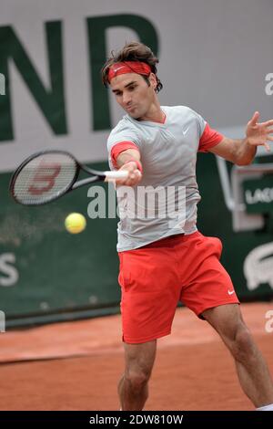 Roger Federer, Suisse, bat 7-5, 6-7 [7], 6-2, 6-4 Dmitry Tursunov, russe, lors de sa 3e partie de l'Open de tennis français au stade Roland Garros à Paris, France, le 30 mai 2014. Photo de Nicolas Briquet/ABACAPRESS.COM Banque D'Images