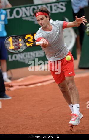 Roger Federer, Suisse, bat 7-5, 6-7 [7], 6-2, 6-4 Dmitry Tursunov, russe, lors de sa 3e partie de l'Open de tennis français au stade Roland Garros à Paris, France, le 30 mai 2014. Photo de Nicolas Briquet/ABACAPRESS.COM Banque D'Images