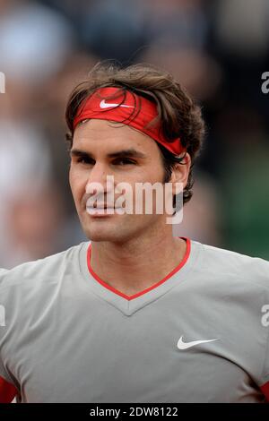 Roger Federer, Suisse, bat 7-5, 6-7 [7], 6-2, 6-4 Dmitry Tursunov, russe, lors de sa 3e partie de l'Open de tennis français au stade Roland Garros à Paris, France, le 30 mai 2014. Photo de Nicolas Briquet/ABACAPRESS.COM Banque D'Images