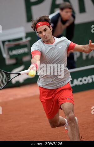 Roger Federer, Suisse, bat 7-5, 6-7 [7], 6-2, 6-4 Dmitry Tursunov, russe, lors de sa 3e partie de l'Open de tennis français au stade Roland Garros à Paris, France, le 30 mai 2014. Photo de Nicolas Briquet/ABACAPRESS.COM Banque D'Images