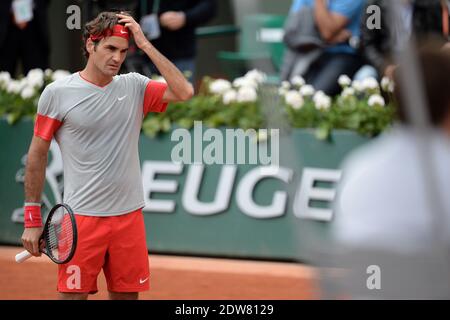 Roger Federer, Suisse, bat 7-5, 6-7 [7], 6-2, 6-4 Dmitry Tursunov, russe, lors de sa 3e partie de l'Open de tennis français au stade Roland Garros à Paris, France, le 30 mai 2014. Photo de Nicolas Briquet/ABACAPRESS.COM Banque D'Images