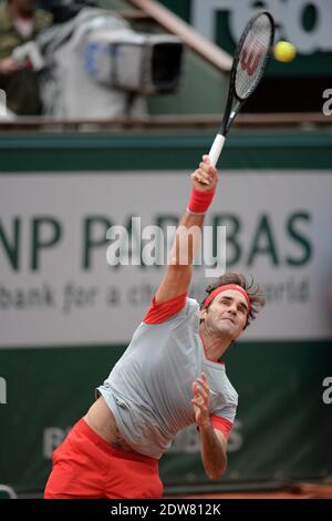 Roger Federer, Suisse, bat 7-5, 6-7 [7], 6-2, 6-4 Dmitry Tursunov, russe, lors de sa 3e partie de l'Open de tennis français au stade Roland Garros à Paris, France, le 30 mai 2014. Photo de Nicolas Briquet/ABACAPRESS.COM Banque D'Images