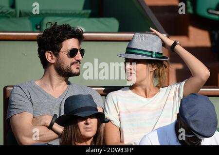 Julie de Bona et son mari regardant un troisième tour de jeu à l'Open de tennis français à l'arène Roland-Garros à Paris, France, le 31 mai 2014. Photo de Laurent Zabulon/ABACAPRESS.COM Banque D'Images