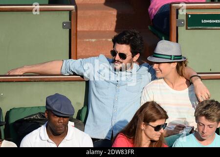 Julie de Bona et son mari regardant un troisième tour de jeu à l'Open de tennis français à l'arène Roland-Garros à Paris, France, le 31 mai 2014. Photo de Laurent Zabulon/ABACAPRESS.COM Banque D'Images