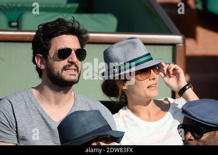 Julie de Bona et son mari regardant un troisième tour de jeu à l'Open de tennis français à l'arène Roland-Garros à Paris, France, le 31 mai 2014. Photo de Laurent Zabulon/ABACAPRESS.COM Banque D'Images