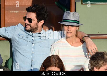 Julie de Bona et son mari regardant un troisième tour de jeu à l'Open de tennis français à l'arène Roland-Garros à Paris, France, le 31 mai 2014. Photo de Laurent Zabulon/ABACAPRESS.COM Banque D'Images