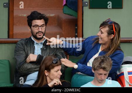 Julie de Bona et son mari regardant un troisième tour de jeu à l'Open de tennis français à l'arène Roland-Garros à Paris, France, le 31 mai 2014. Photo de Laurent Zabulon/ABACAPRESS.COM Banque D'Images