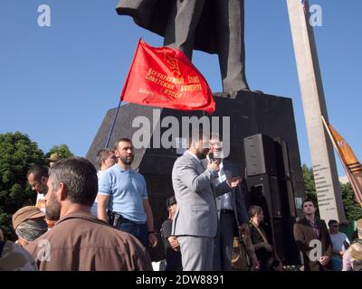 Ancien garde-corps du président français François Hollande, 'Dimitri' (en arrière-plan) est maintenant en charge de la sécurité du dirigeant séparatiste pro-russe Denis Pouchilin (Pouchiline). Donetsk, Ukraine. 25 mai 2014. Photo de Paolo Ciregia/ABACAPRESS.COM Banque D'Images