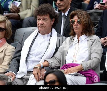 Le chanteur canadien Robert Charlebois et son épouse assistent à une partie quart de finale à l'Open de tennis français à l'arène Roland Garros à Paris, en France, le 3 juin 2014. Photo de Laurent Zabulon/ABACAPRESS.COM Banque D'Images