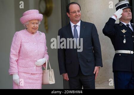 La reine Elizabeth II est accueillie par le président français François Hollande au Palais présidentiel de l'Elysée dans le cadre d'une réunion bilatérale lors d'une visite officielle à Paris, avant le 70e anniversaire du jour J, le 5 juin 2014 à Paris, en France. Photo de Thierry Orban/ABACAPRESS.COM Banque D'Images