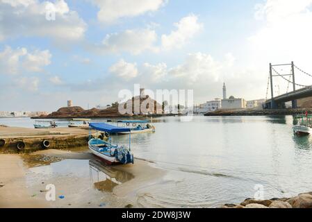 Le pont suspendu du ruisseau à sur, Oman. Banque D'Images