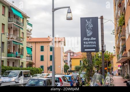 Vue générale du panneau de salon Ddésolé Mum tatouage sous les nuages le 12 septembre 2019 à Ventimiglia, Italie Banque D'Images