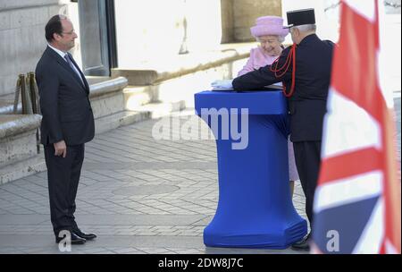 La reine Elizabeth II dépose une couronne commémorative avec le président français François Hollande à l'Arc de Triomphe lors d'une visite d'État en France et la célébration du 70e anniversaire du débarquement. Paris, France, le 5 juin 2014. Photo de Gilles Rolle/Pool/ABACAPRESS.COM Banque D'Images