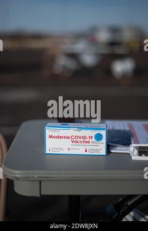 Manhattan, Kansas, États-Unis. 22 décembre 2020. Une boîte du vaccin Moderna, qui est arrivé mardi dans le comté de Riley, est posée sur une table avant d'être administrée. 150 des 200 doses seront administrées à l'avance aux travailleurs de la santé de première ligne. Une deuxième série de doses devrait arriver dans la semaine à deux semaines. Crédit: Luke Townsend/ZUMA Wire/Alay Live News Banque D'Images