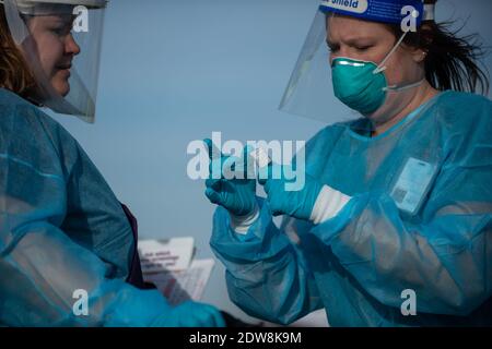 Manhattan, Kansas, États-Unis. 22 décembre 2020. Riley County Health Department Clinic Supervisor, ARYN PRICE, à droite, prépare un flacon du vaccin Moderna qui est arrivé dans le comté de Riley mardi. 150 des 200 doses seront administrées à l'avance aux travailleurs de la santé de première ligne. Une deuxième série de doses devrait arriver dans la semaine à deux semaines. Crédit: Luke Townsend/ZUMA Wire/Alay Live News Banque D'Images