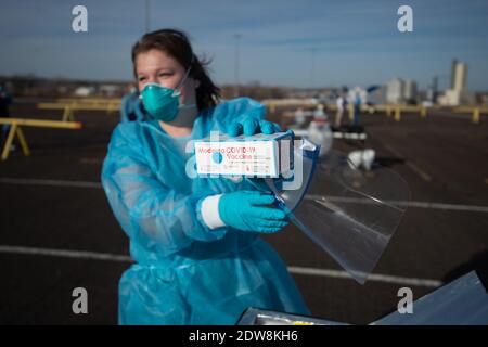 Manhattan, Kansas, États-Unis. 22 décembre 2020. Riley County Health Department Clinic Supervisor, ARYN PRICE, détient une boîte du Moderna Vaccine qui est arrivé dans le comté de Riley mardi. 150 des 200 doses seront administrées à l'avance aux travailleurs de la santé de première ligne. Une deuxième série de doses devrait arriver dans la semaine à deux semaines. Crédit: Luke Townsend/ZUMA Wire/Alay Live News Banque D'Images