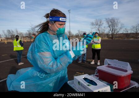 Manhattan, Kansas, États-Unis. 22 décembre 2020. Riley County Health Department Clinic Supervisor, ARYN PRICE, prépare une seringue avant d'administrer le vaccin Moderna qui est arrivé dans le comté de Riley mardi. 150 des 200 doses seront administrées à l'avance aux travailleurs de la santé de première ligne. Une deuxième série de doses devrait arriver dans la semaine à deux semaines. Crédit: Luke Townsend/ZUMA Wire/Alay Live News Banque D'Images