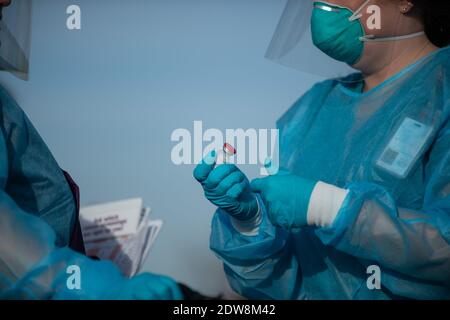 Manhattan, Kansas, États-Unis. 22 décembre 2020. Riley County Health Department Clinic Supervisor, ARYN PRICE, à droite, prépare un flacon du vaccin Moderna qui est arrivé dans le comté de Riley mardi. 150 des 200 doses seront administrées à l'avance aux travailleurs de la santé de première ligne. Une deuxième série de doses devrait arriver dans la semaine à deux semaines. Crédit: Luke Townsend/ZUMA Wire/Alay Live News Banque D'Images