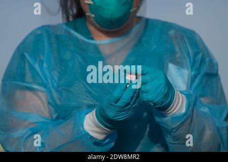 Manhattan, Kansas, États-Unis. 22 décembre 2020. Riley County Health Department Clinic Supervisor, ARYN PRICE, prépare un flacon du vaccin Moderna qui est arrivé mardi dans le comté de Riley. 150 des 200 doses seront administrées à l'avance aux travailleurs de la santé de première ligne. Une deuxième série de doses devrait arriver dans la semaine à deux semaines. Crédit: Luke Townsend/ZUMA Wire/Alay Live News Banque D'Images