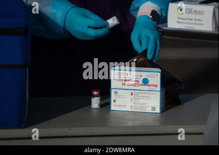 Manhattan, Kansas, États-Unis. 22 décembre 2020. Riley County Health Department Clinic Supervisor, ARYN PRICE, prépare des flacons du Moderna Vaccine qui est arrivé mardi dans le comté de Riley. 150 des 200 doses seront administrées à l'avance aux travailleurs de la santé de première ligne. Une deuxième série de doses devrait arriver dans la semaine à deux semaines. Crédit: Luke Townsend/ZUMA Wire/Alay Live News Banque D'Images