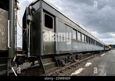 Un train vide abandonné sur les voies de la ville de Newport, Washington, États-Unis, sous un ciel nuageux pendant l'hiver. Banque D'Images