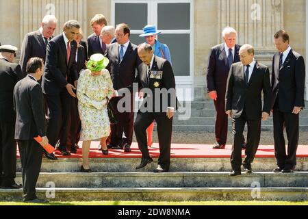 LE président AMÉRICAIN Barack Obama et le gouverneur général de la Nouvelle-Zélande Jerry Mateparae (R) aident la reine Elizabeth II à prendre position lors d'une photo de groupe de dirigeants du monde participant aux cérémonies du 70e anniversaire du débarquement au Château de Benouville, en France, le 6 juin 2014. Les cérémonies du jour J marquent le 70e anniversaire du lancement de l'opération Overlord, une vaste opération militaire des forces alliées en Normandie, qui a tourné la vague de la Seconde Guerre mondiale, menant finalement à la libération de la France occupée et à la fin de la guerre contre l'Allemagne nazie. Photo de Christophe petit Tesson/Pool/ABACAPRESS Banque D'Images