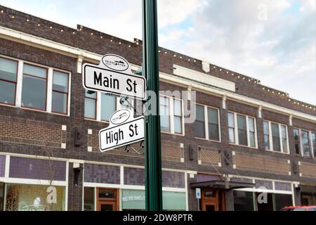 Un panneau main Street et High Street se trouvent à un angle de la ville historique du centre-ville de Priest River, Idaho. Banque D'Images