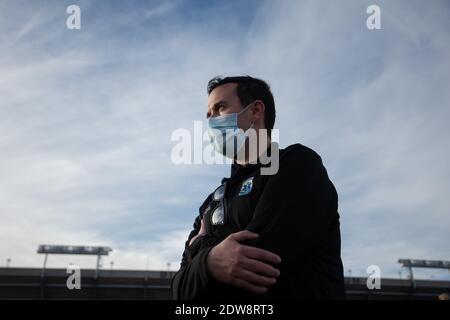 Manhattan, Kansas, États-Unis. 22 décembre 2020. JOSH GERING, directeur adjoint du SGE du comté de Riley, a été le premier résident du comté de Riley à recevoir le vaccin Moderna. Le vaccin Moderna est arrivé mardi dans le comté de Riley et 150 des 200 doses seront administrées à l'avance aux travailleurs de la santé de première ligne. Une deuxième série de doses devrait arriver dans la semaine à deux semaines. Crédit: Luke Townsend/ZUMA Wire/Alay Live News Banque D'Images