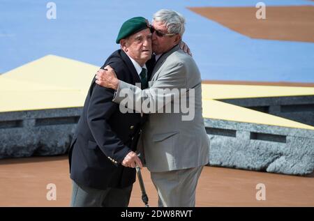 Leon Gautier, ancien combattant français de la Seconde Guerre mondiale, du commando de Kiieffer (L), et le parachutiste allemand Johannes Borner (R), se présentent comme un signe de réconciliation lors d'une cérémonie internationale marquant le 70e anniversaire des débarquements alliés le jour J sur Sword Beach à Ouistreham, en Normandie, France, le 06 juin 2014. Plus de 75,000 soldats britanniques canadiens et autres du Commonwealth ont débarqué sur les plages de Normandie le 06 juin 1944, aux côtés des États-Unis et des Français libres, dans le cadre d'une invasion alliée de plus de 130,000 hommes. 7,900 autres troupes britanniques ont été débarquées par Air. L'invasion a établi un cruc Banque D'Images