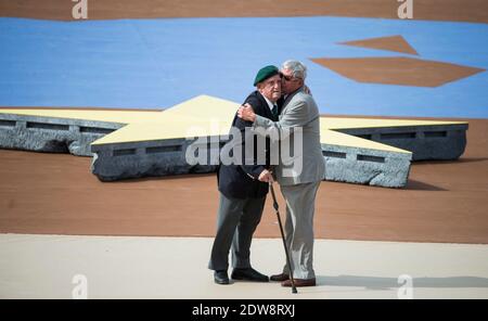 Leon Gautier, ancien combattant français de la Seconde Guerre mondiale, du commando de Kiieffer (L), et le parachutiste allemand Johannes Borner (R), se présentent comme un signe de réconciliation lors d'une cérémonie internationale marquant le 70e anniversaire des débarquements alliés le jour J sur Sword Beach à Ouistreham, en Normandie, France, le 06 juin 2014. Plus de 75,000 soldats britanniques canadiens et autres du Commonwealth ont débarqué sur les plages de Normandie le 06 juin 1944, aux côtés des États-Unis et des Français libres, dans le cadre d'une invasion alliée de plus de 130,000 hommes. 7,900 autres troupes britanniques ont été débarquées par Air. L'invasion a établi un cruc Banque D'Images