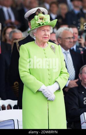 La reine Elizabeth II .cérémonie internationale de commémoration du jour J à Ouistreham dans le cadre du 70e anniversaire du débarquement de la Seconde Guerre mondiale, à Sword Beach, Ouistreham, Normandie, France, le 06 juin 2014. Photo de Laurent Chamussy/Pool/ABACAPRESS.COM Banque D'Images