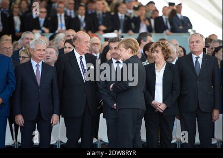 Les anciens présidents français Valéry Giscard d'Estaing et Nicolas Sarkozy , l'ancien Premier ministre français Edith Cresson , l'ancien Premier ministre Jean-Marc Ayrault et la chancelière allemande Angela Merkel.cérémonie internationale de commémoration du débarquement à Ouistreham dans le cadre du 70e anniversaire de l'atterrissage du débarquement de la Seconde Guerre mondiale, à Sword Beach, Ouistreham, en Normandie, France, le 06 juin 2014. Photo de Laurent Chamussy/Pool/ABACAPRESS.COM Banque D'Images