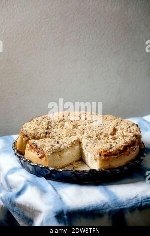 Focaccia sicilienne blanche. Pain traditionnel coupé en tranches avec oignon, herbes et fromage dans un plat en céramique servi sur une nappe bleue et blanche. Banque D'Images