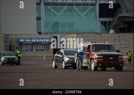 Manhattan, Kansas, États-Unis. 22 décembre 2020. Le personnel médical du département de santé du comté de Riley administre le vaccin Moderna dans le stationnement du stade de la famille Bill Snyder à l'université d'État du Kansas. Le vaccin Moderna est arrivé mardi dans le comté de Riley et 150 des 200 doses seront administrées à l'avance aux travailleurs de la santé de première ligne. Une deuxième série de doses devrait arriver dans la semaine à deux semaines. Crédit: Luke Townsend/ZUMA Wire/Alay Live News Banque D'Images