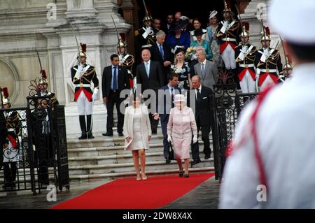 HM la Reine Elizabeth II et HRH le duc d’Édimbourg est reçu par Anne Hidalgo, maire de la ville, à l’hôtel de ville, dans le cadre de la visite d’État de la Reine à Paris, en France, le 7 juin 2014. Photo d'Alain Apaydin/ABACAPRESS.COM Banque D'Images