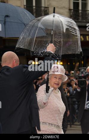 Anne Hidalgo Maire de Paris et François Hollande Président de France marchent derrière la reine Elizabeth II alors qu'elle visite le marché aux fleurs de Paris le 7 juin 2014 à Paris, France. Photo de Thierry Orban/ABACAPRESS.COM Banque D'Images